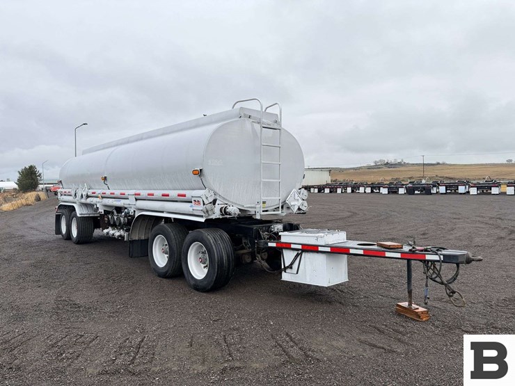 1993-beall-7400-gallon-3-compartment-pull-trailer-image-7