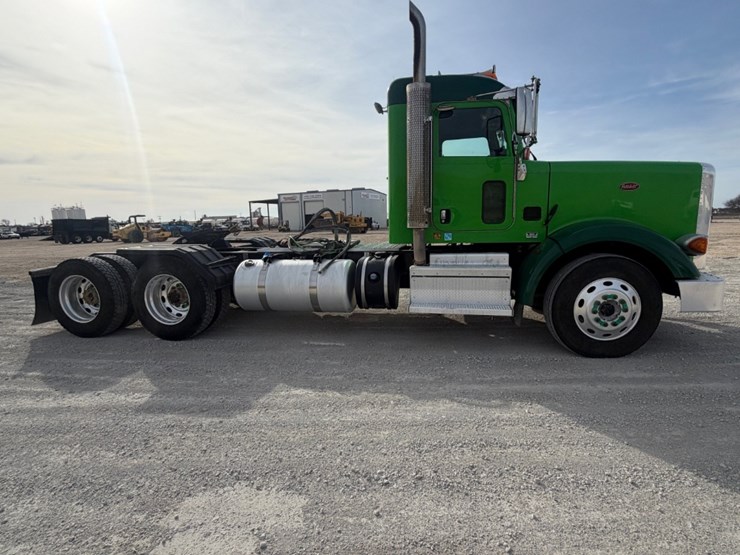 2021-peterbilt-367-image-5
