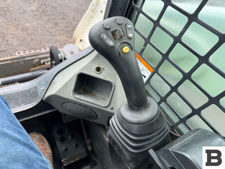 2013-bobcat-s570-image-31
