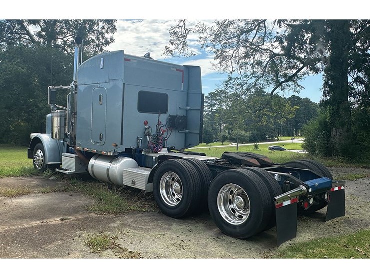 2008-peterbilt-388-image-2