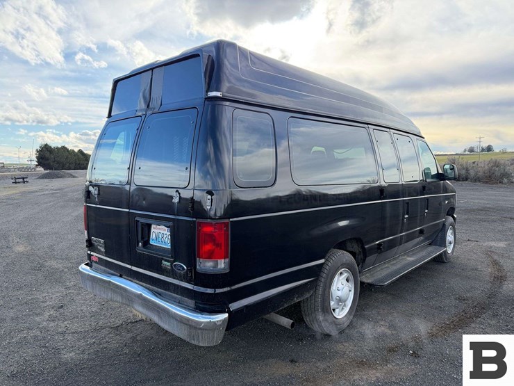 2014-ford-cargo-image-5