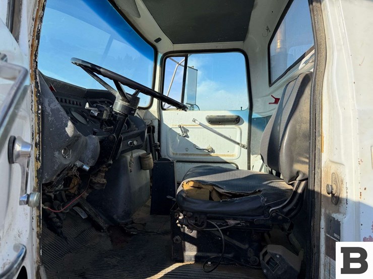 1985-ford-8000-image-53