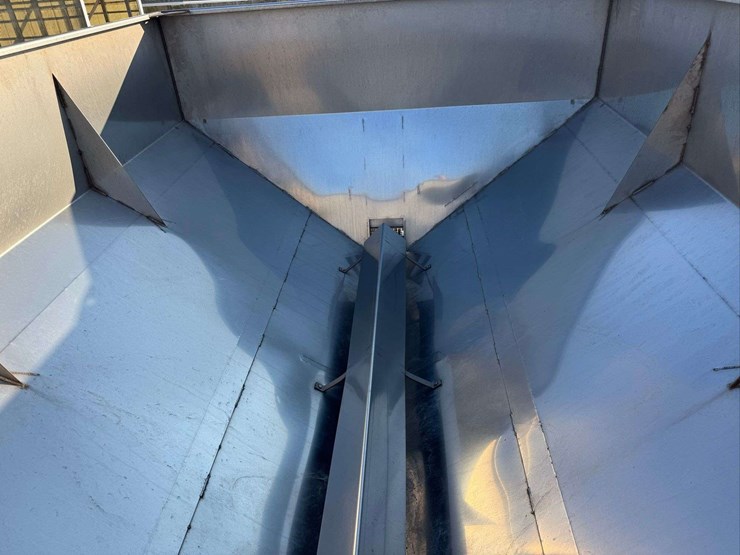 nc-8000.-pull-type-fertilizer-spreader.-8-ton-image-6