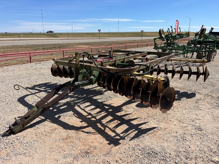 john-deere-210-image-1