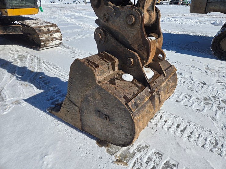 2016-deere-245g-lc-image-11