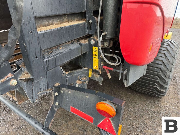 new-holland-340-image-39