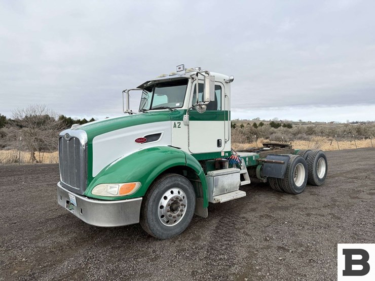 2009-peterbilt-384-image-1