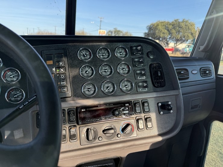 2021-peterbilt-367-image-15