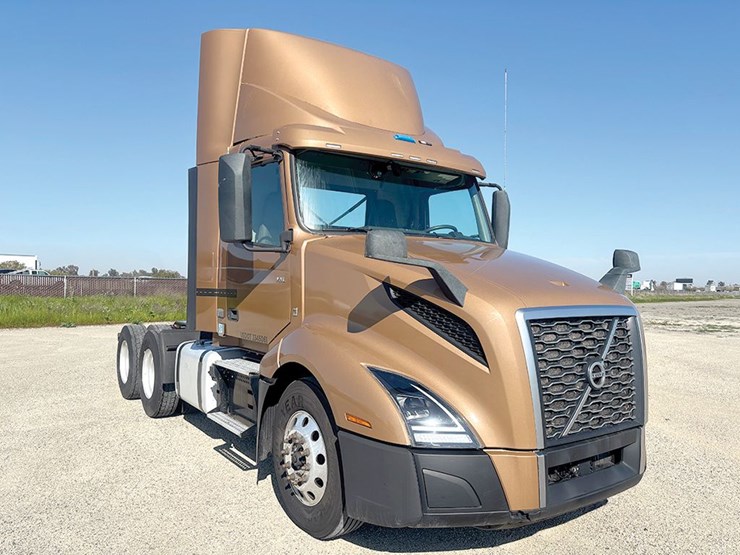 2022-volvo-vnl-300-image-1