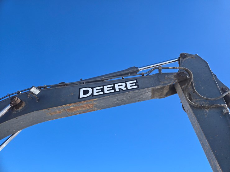 2016-deere-245g-lc-image-27