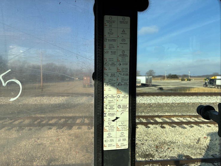 2011-deere-544k-image-34