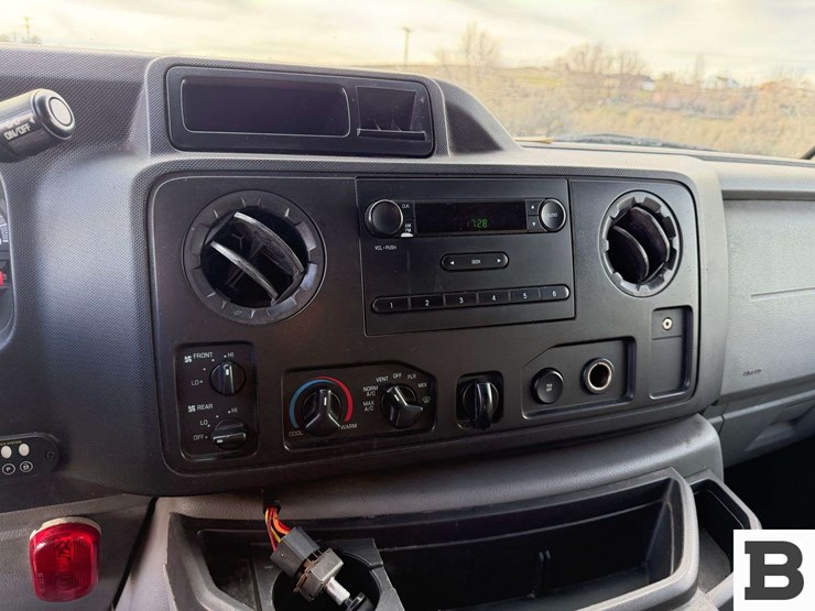 2014-ford-cargo-image-31