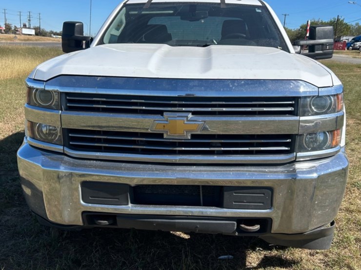 2017-chevrolet-silverado-2500hd-image-2