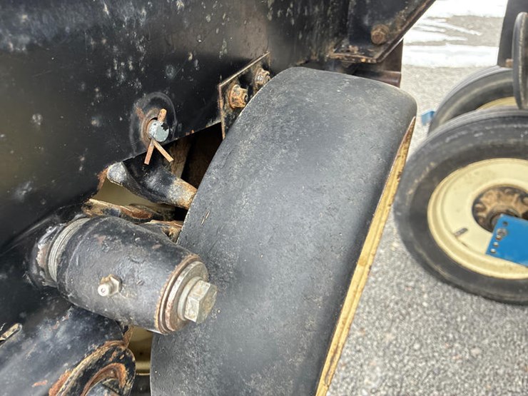 1997-kinze-2600-image-61