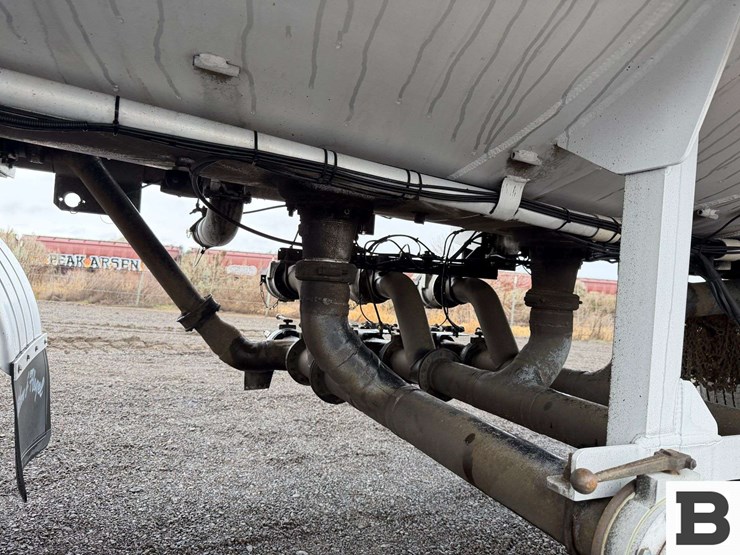 1993-beall-7400-gallon-3-compartment-pull-trailer-image-23