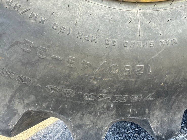 #114558-•-2)-tires-&-rims-1250/45-32-image-4