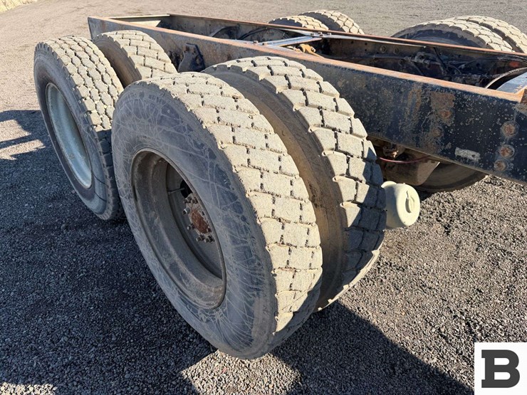 1985-ford-8000-image-32