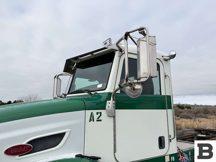 2009-peterbilt-384-image-11