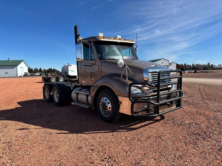 2009-freightliner-columbia-120-image-4