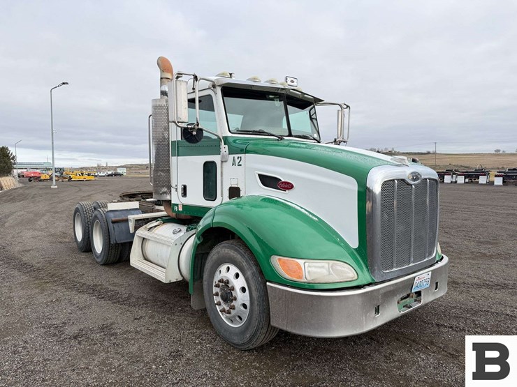 2009-peterbilt-384-image-8