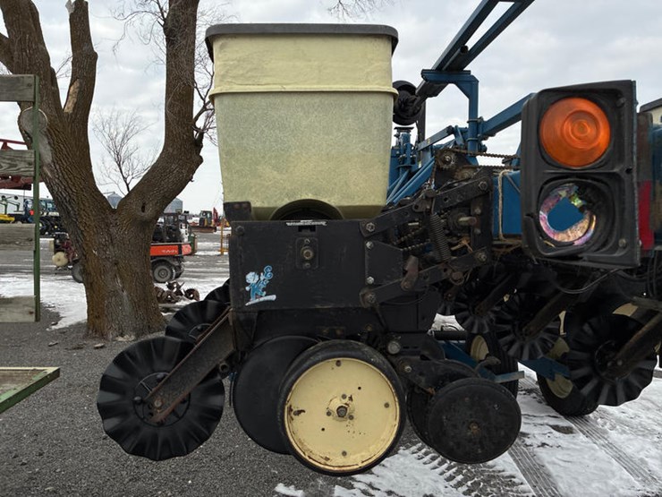 1997-kinze-2600-image-41