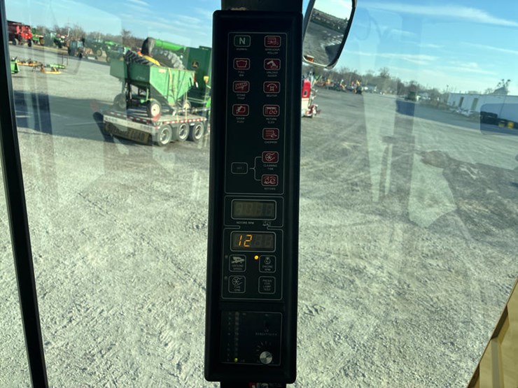 new-holland-tr89-image-104