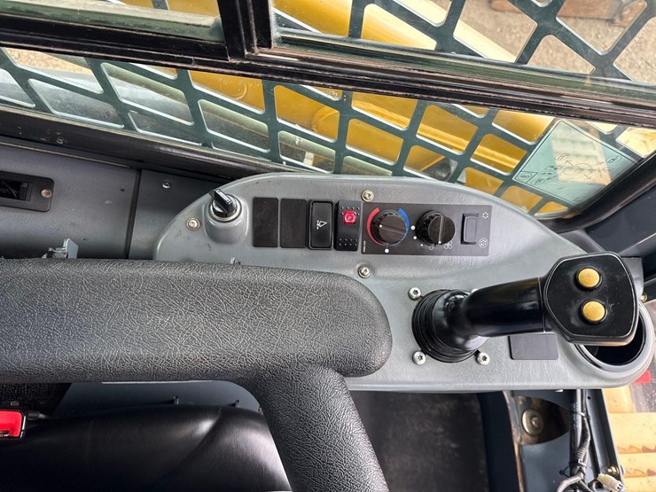 2017-gehl-250-image-18