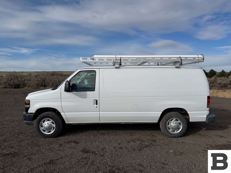 2010-ford-cargo-image-2