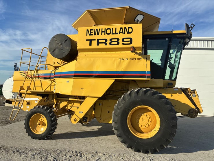 new-holland-tr89-image-3