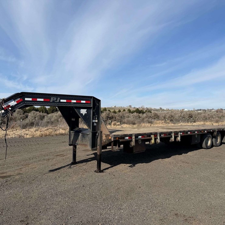 2014 PJ Gooseneck Flatbed Trailer