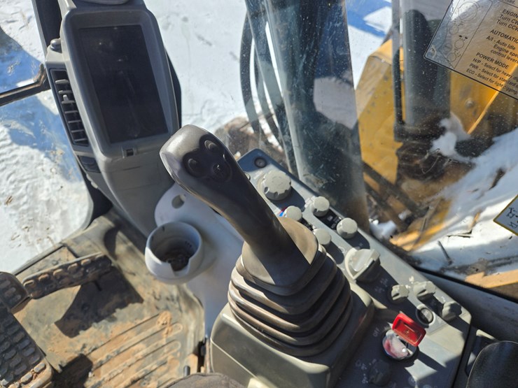 2016-deere-245g-lc-image-61