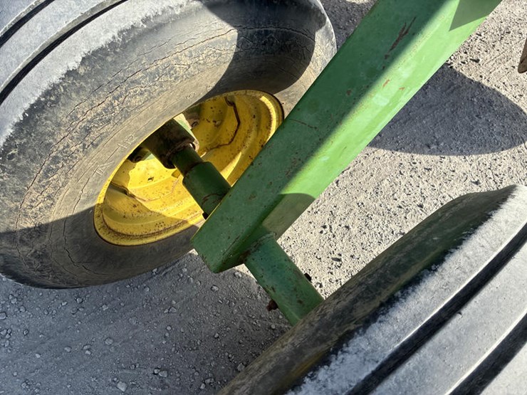 john-deere-220-image-24