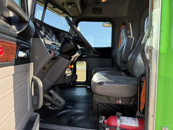 2021-peterbilt-367-image-18