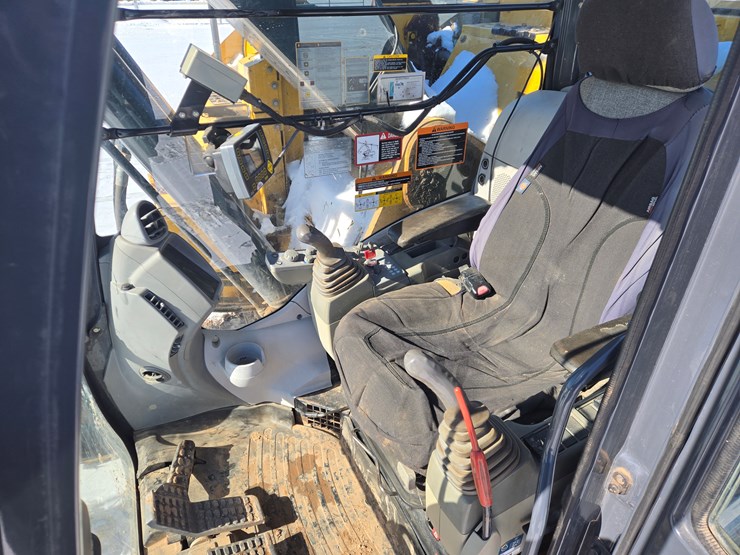 2016-deere-245g-lc-image-57