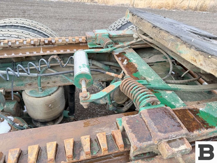 2009-peterbilt-384-image-22