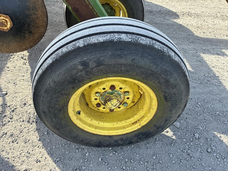 john-deere-220-image-14