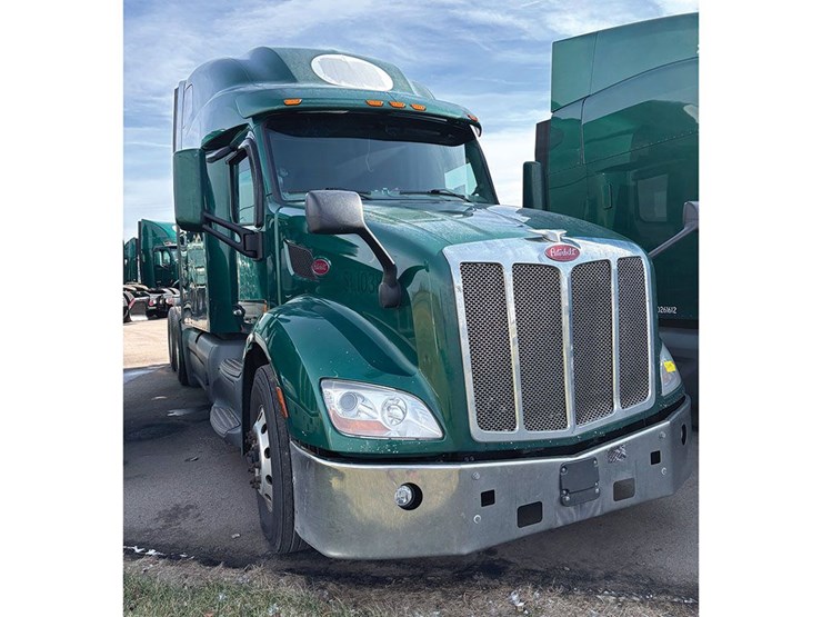 2020-peterbilt-579-image-1
