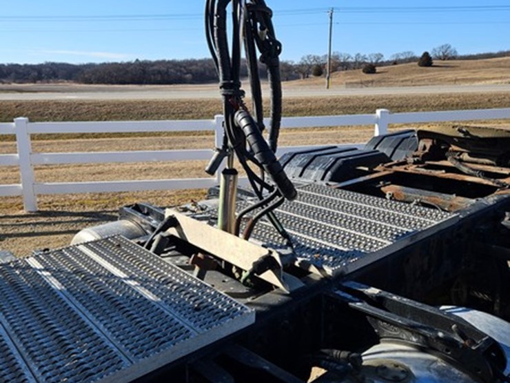 2011-peterbilt-386-image-22