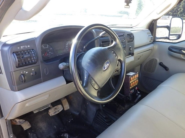 2006-ford-f550-image-29