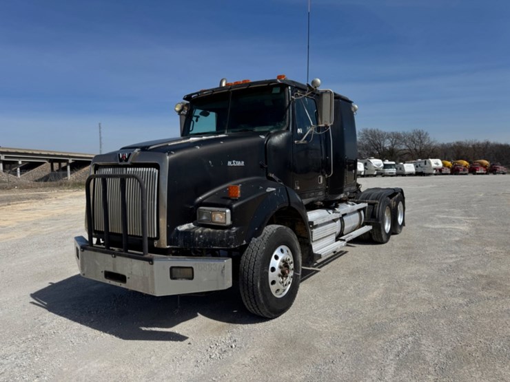 2011-western-star-4900sa-image-1
