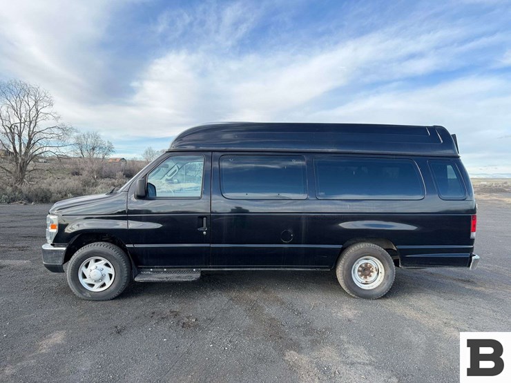 2014-ford-cargo-image-2