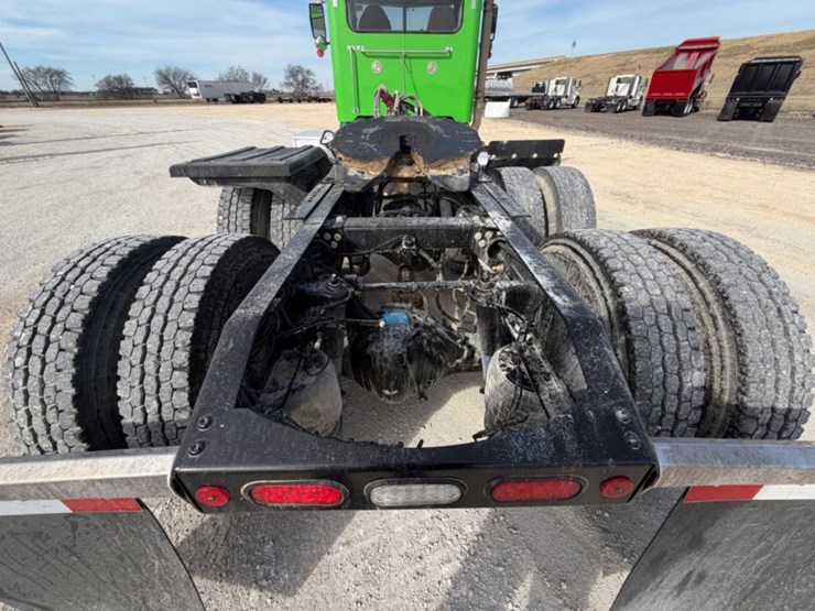 2021-peterbilt-367-image-10