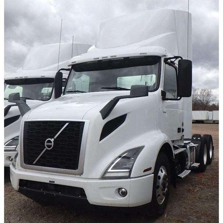 2021 VOLVO VNR 300