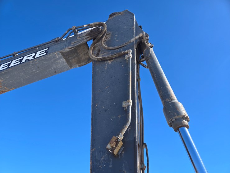 2016-deere-245g-lc-image-24