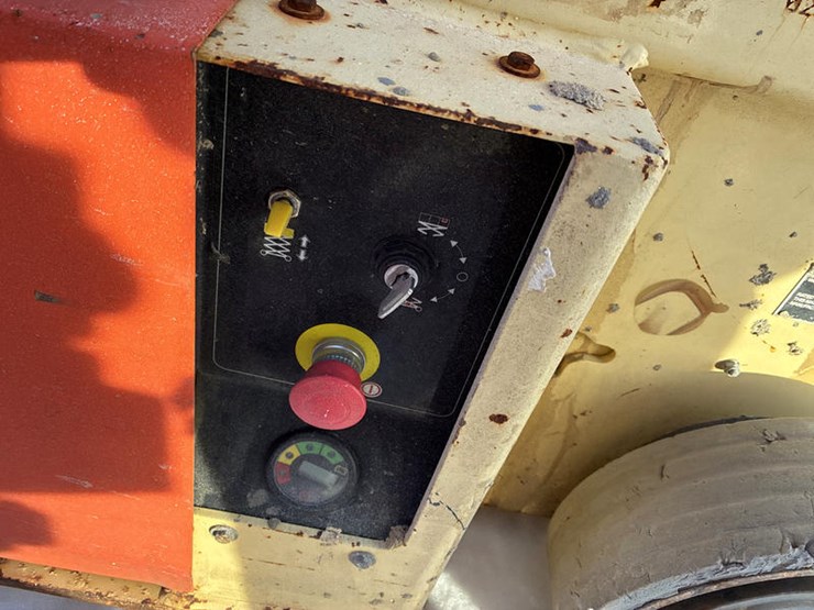 2016-jlg-1932es-image-10