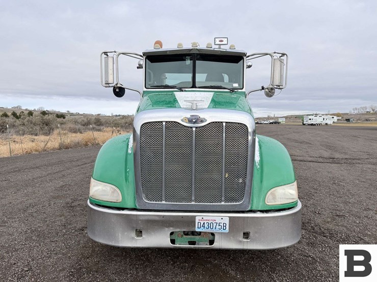 2009-peterbilt-384-image-9