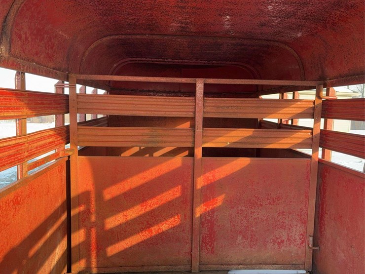 16’-rawhide-livestock-trailer-image-10