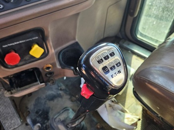 2011-peterbilt-386-image-31