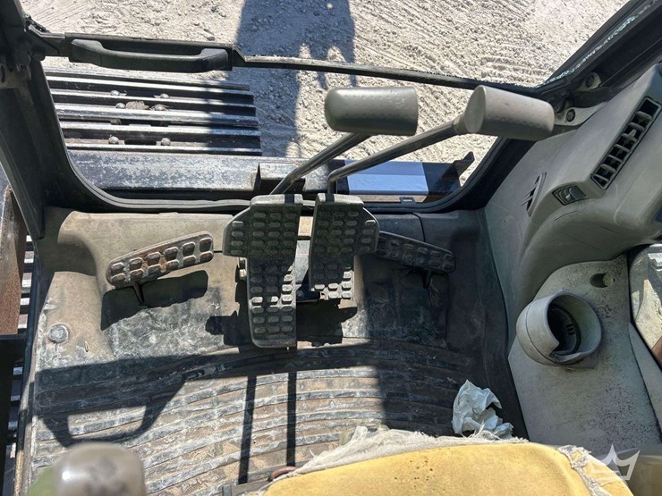 2015-hitachi-zx210-lc-image-16