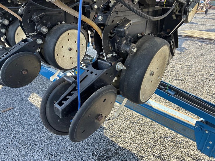 2010-kinze-3600-image-40